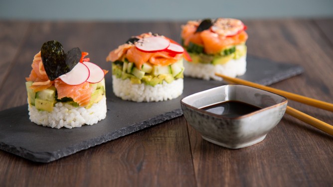 Sushi Stacks mit Avocado und Lachs Sushi Stacks mit Avocado und Lachs