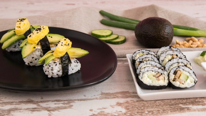 Zweierlei Sushi: Nigiri mit Omelett & Maki mit Wasabi  Zweierlei Sushi: Nigiri mit Omelett & Maki mit Wasabi