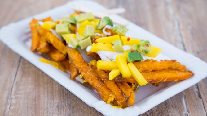 Knusprige Süßkartoffel-Pommes mit Käse-Avocado-Topping Knusprige Süßkartoffel-Pommes mit Käse-Avocado-Topping