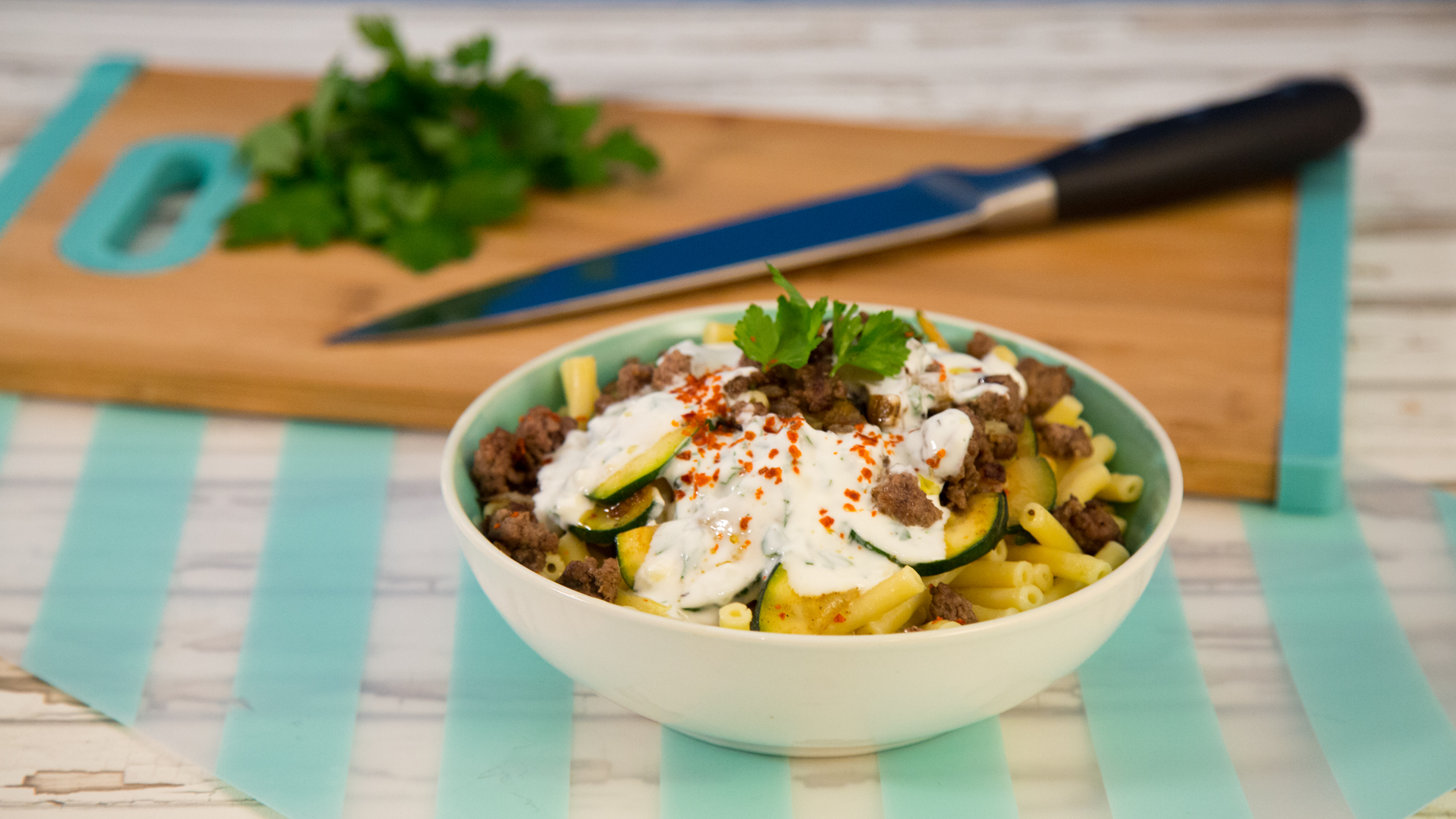 Türkische Pasta mit Hackfleisch und Joghurtsauce