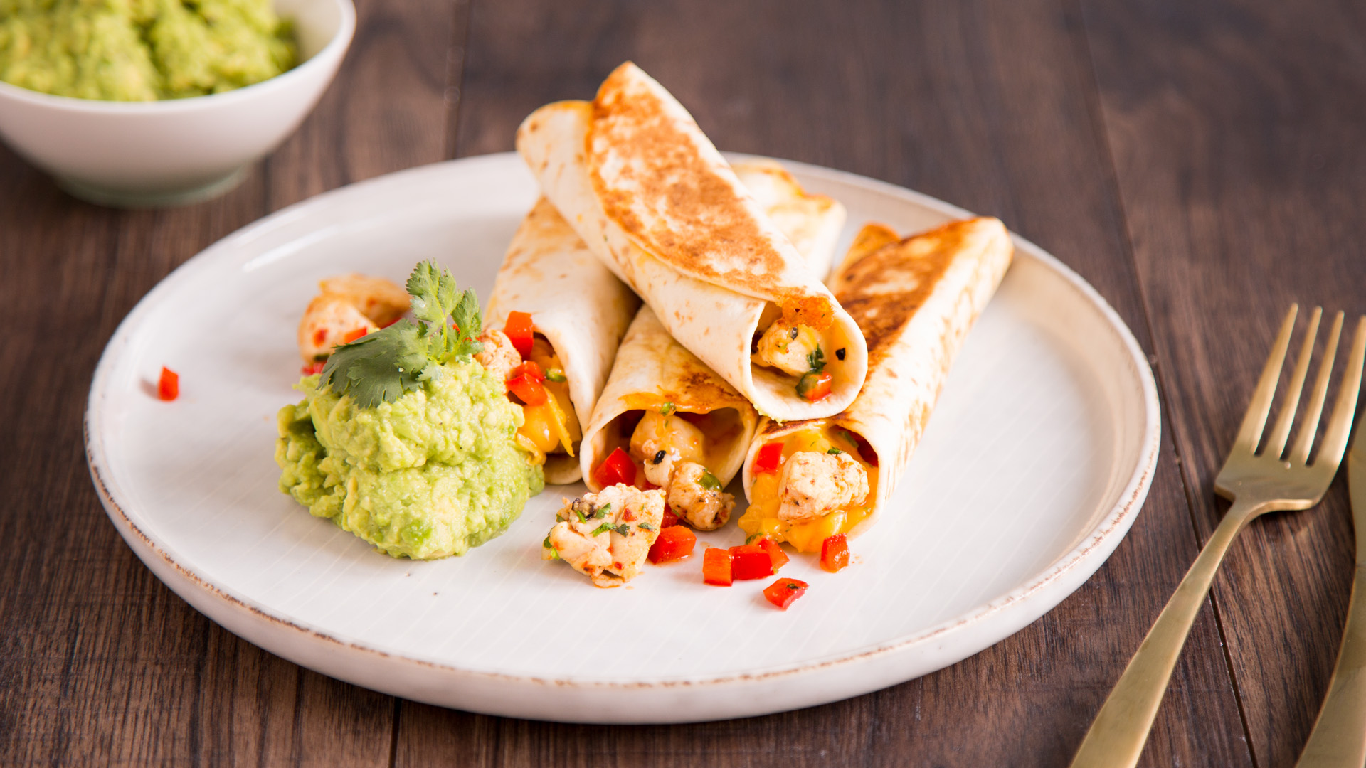 Herzhafte Hähnchen-Taquitos mit Avocado-Limetten-Dip