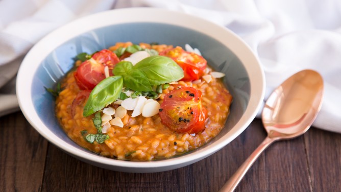 Tomaten-Risotto mit Ofentomaten und Mandeln Tomaten-Risotto mit Ofentomaten und Mandeln