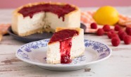 Veganer New York Cheesecake mit Keksboden und Beerensoße Veganer New York Cheesecake mit Keksboden und Beerensoße