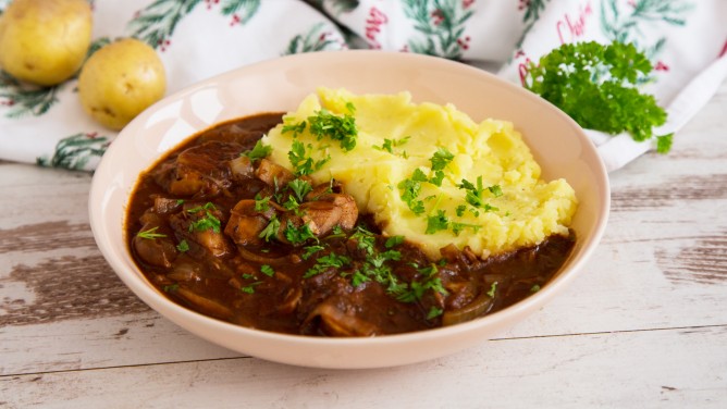 Veganes Gulasch Rezept mit Jackfruit und Kartoffelpüree Veganes Gulasch Rezept mit Jackfruit und Kartoffelpüree