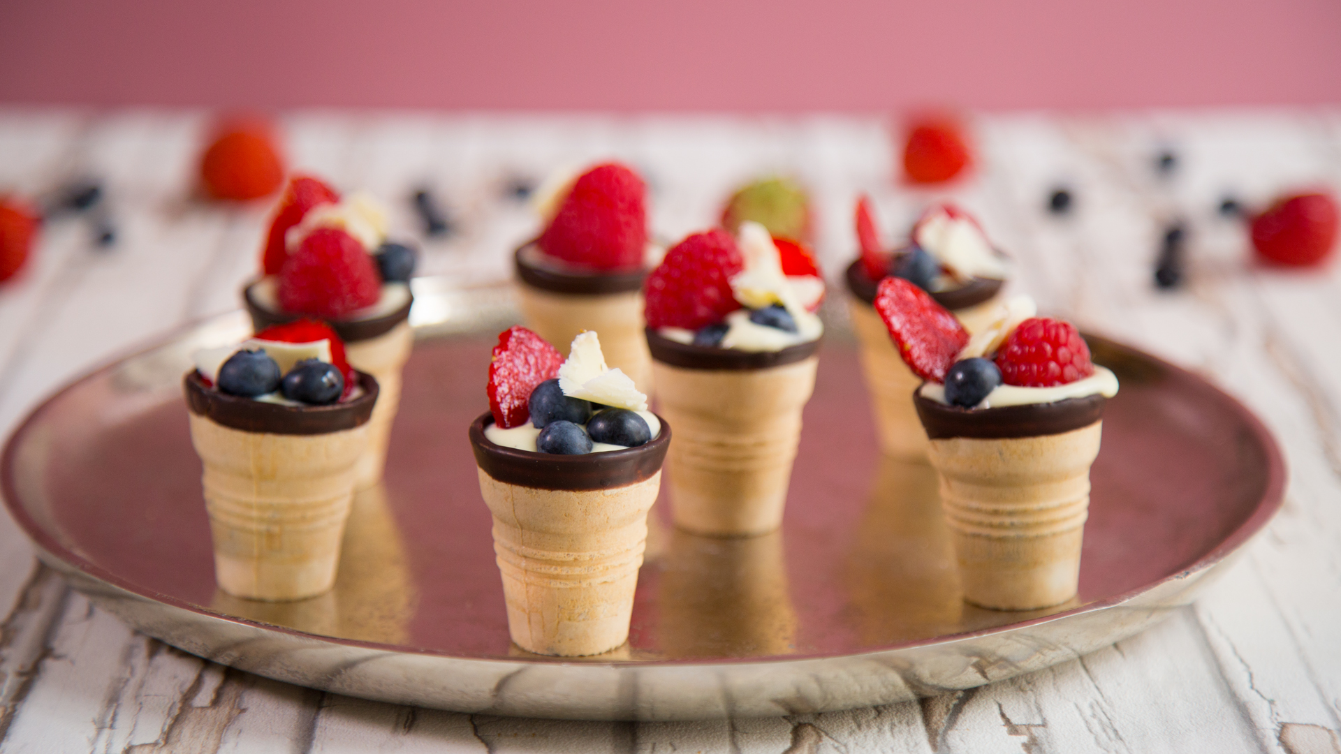 Mini-Pudding-Becher mit Beeren