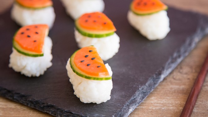 Wassermelonen-Sushi: Nigiri mit Lachs, Gurke & Sesam Wassermelonen-Sushi: Nigiri mit Lachs, Gurke & Sesam