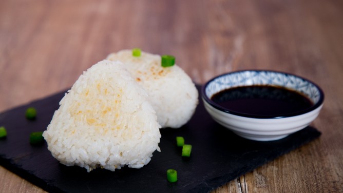 Japanische Yaki Onigiri mit Lachs- und Paprikafüllung Japanische Yaki Onigiri mit Lachs- und Paprikafüllung
