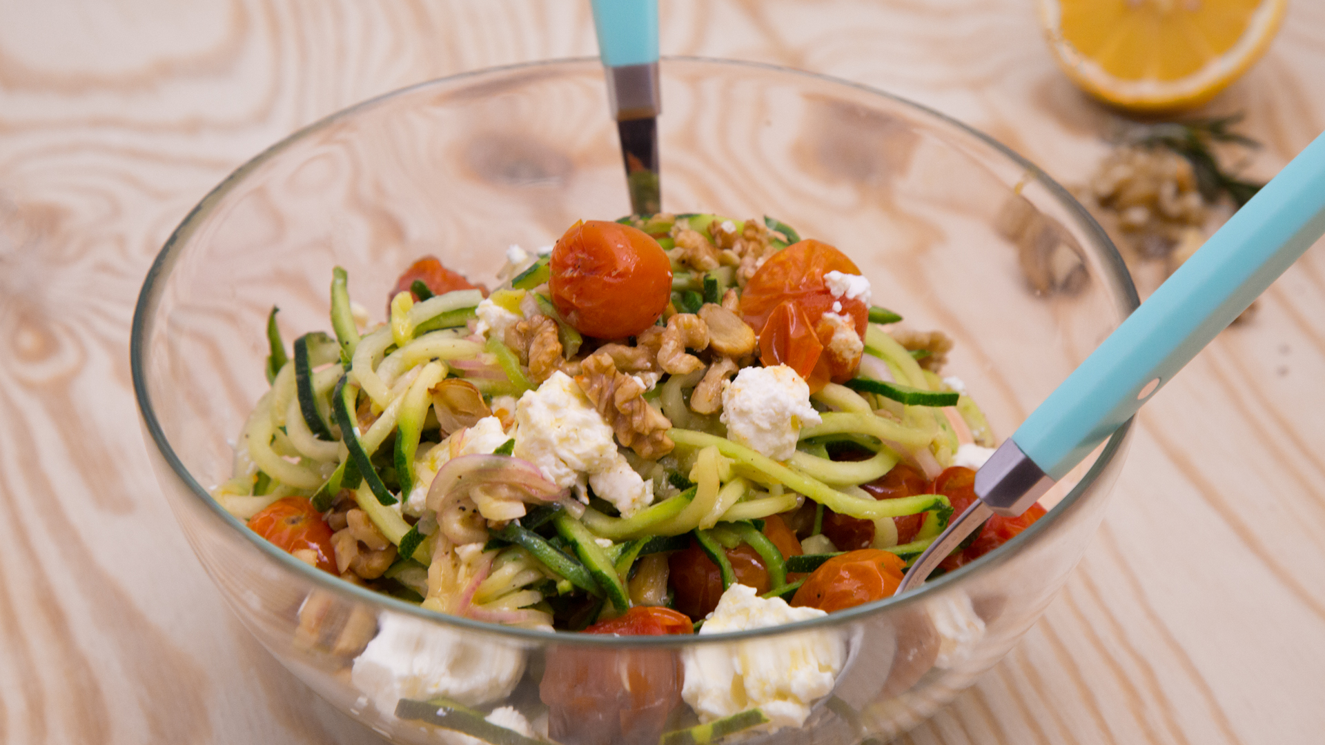 Low Carb Zoodles-Nudelsalat mit Tomaten und Feta