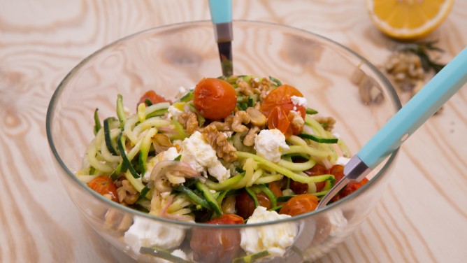 Zoodle-Salat mit Feta und Tomaten
