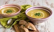 Gelbe Zucchinisuppe mit Süßkartoffel & Schnittlauch Gelbe Zucchinisuppe mit Süßkartoffel & Schnittlauch