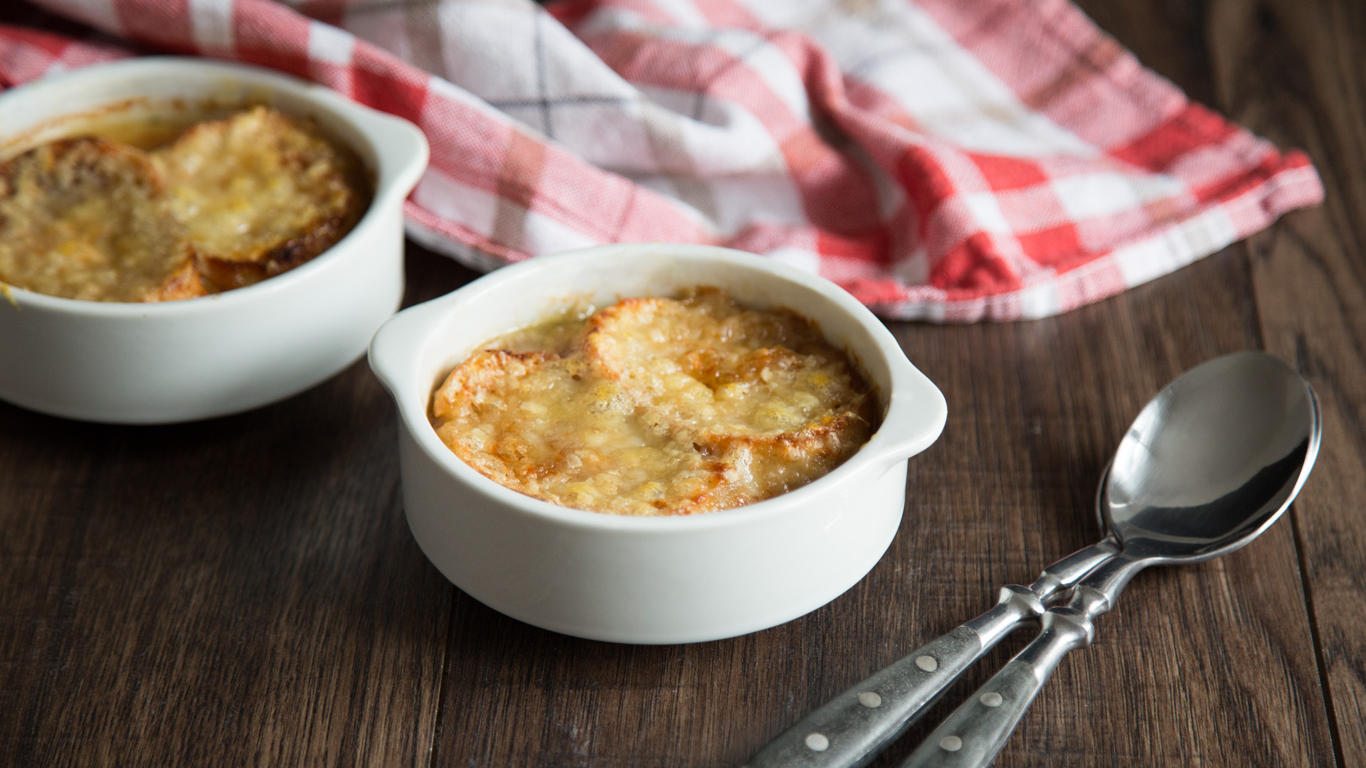 Französische Zwiebelsuppe mit Baguette und Comté